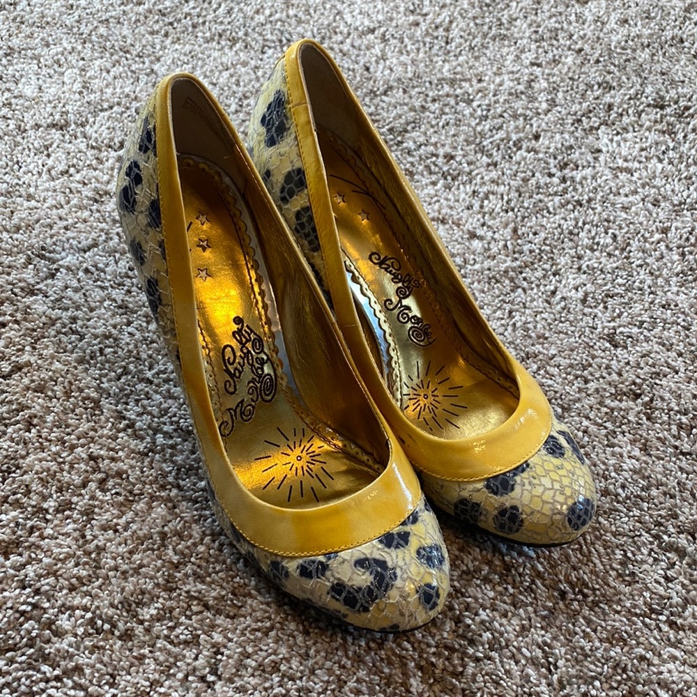 Naughty Monkey yellow snakeskin heels size 9